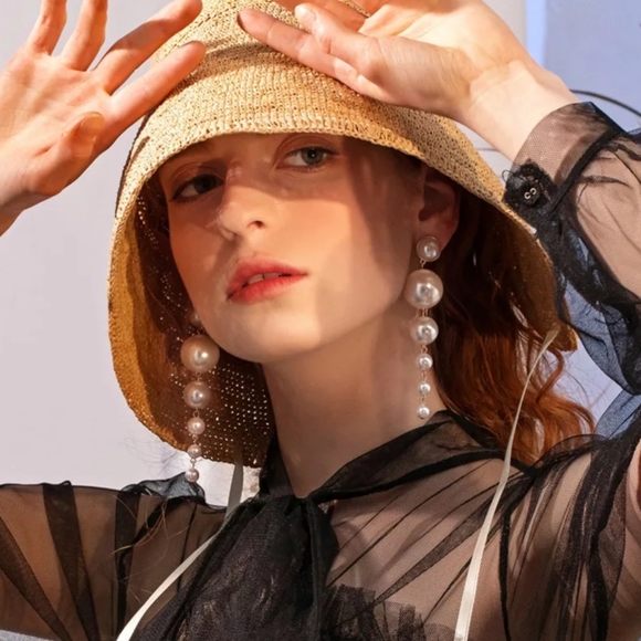 Clip On Lightweight Pearly Earrings - Picture 4 of 5